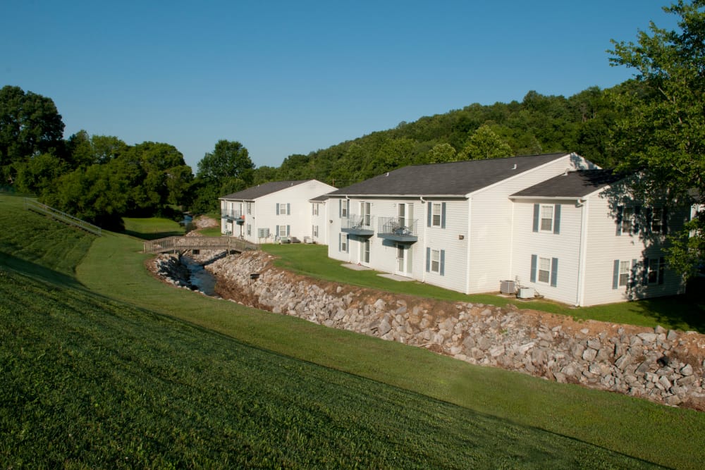 Resident buildings and well-maintained landscaping at Willow Run in Clinton, Tennessee