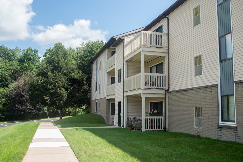 Exterior of Squires Manor Apartment Homes in South Park, Pennsylvania