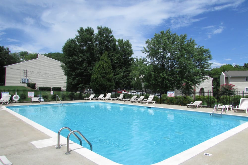 Swimming pool at Lincoya Bay Apartments & Townhomes in Nashville, Tennessee