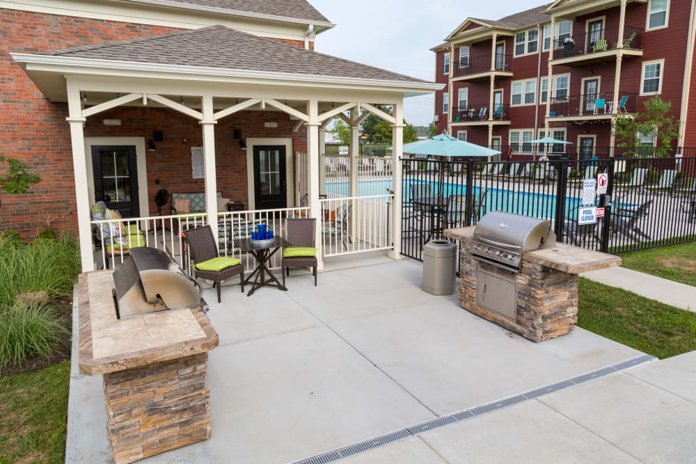 A barbecue area with seating at Traditions at Mid Rivers in Cottleville, Missouri