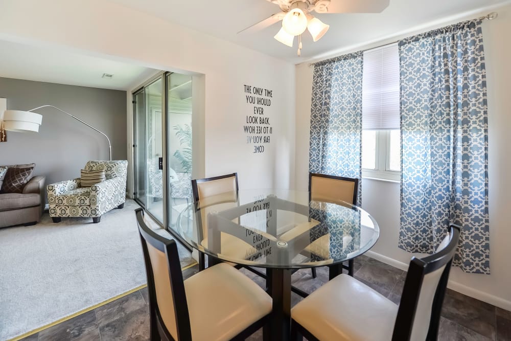 Dining area at Summit Pointe in Scranton, Pennsylvania