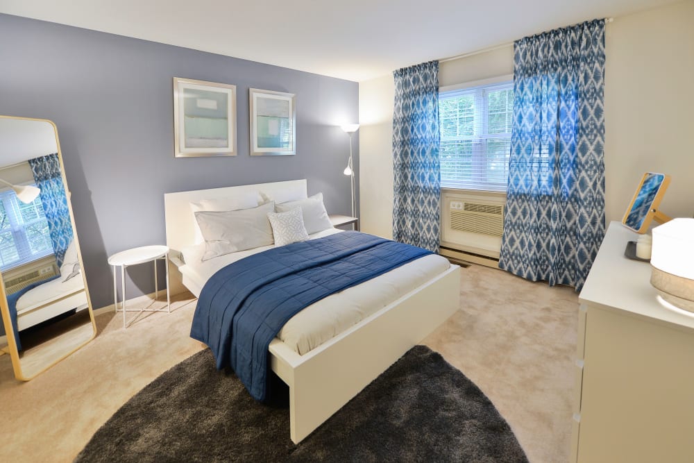 Bedroom with plush carpeting at Kingswood Apartments & Townhomes in King of Prussia, Pennsylvania