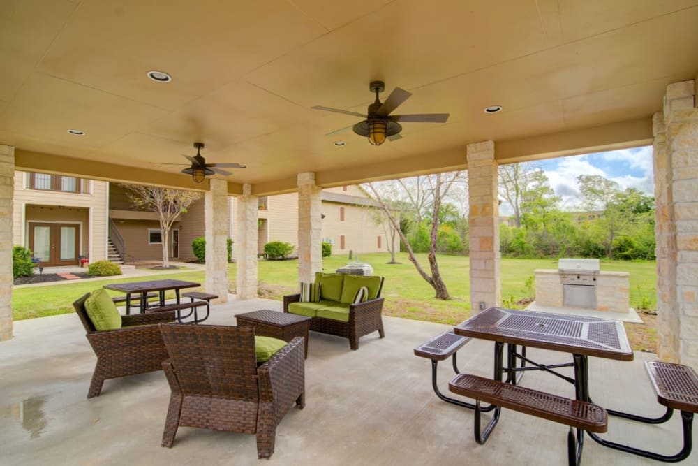 Patio seating and picnic area at Park Hudson Place in Bryan, Texas