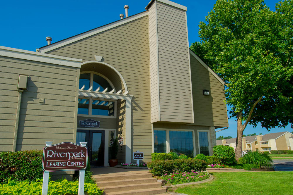 South Tulsa, OK Apartments near Kensington | Riverpark Apartments