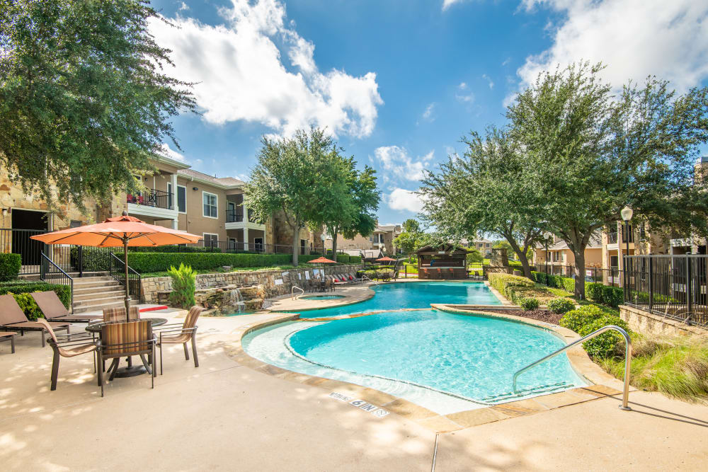 Enjoy Apartments with a Swimming Pool at El Lago Apartments 