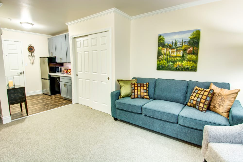 Comfortable living room at Bridgeport Place Assisted Living in University Place, Washington.