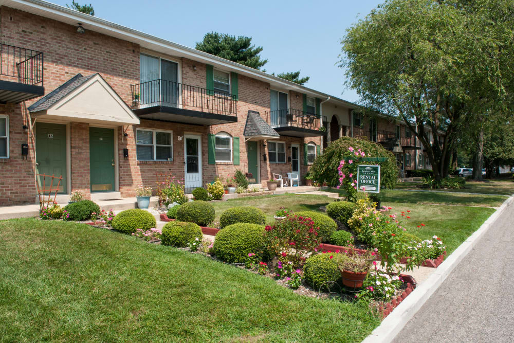 Exterior view of the Jamestown Square Apartments community in Blackwood, New Jersey