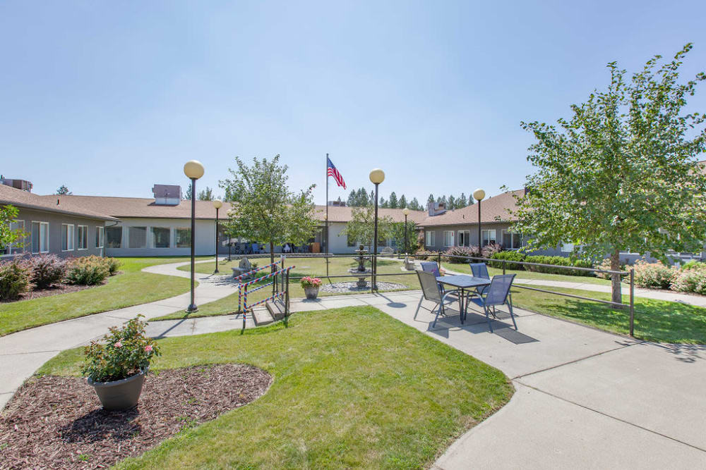 Courtyard with paved walking paths at Regency at Northpointe in Spokane, Washington