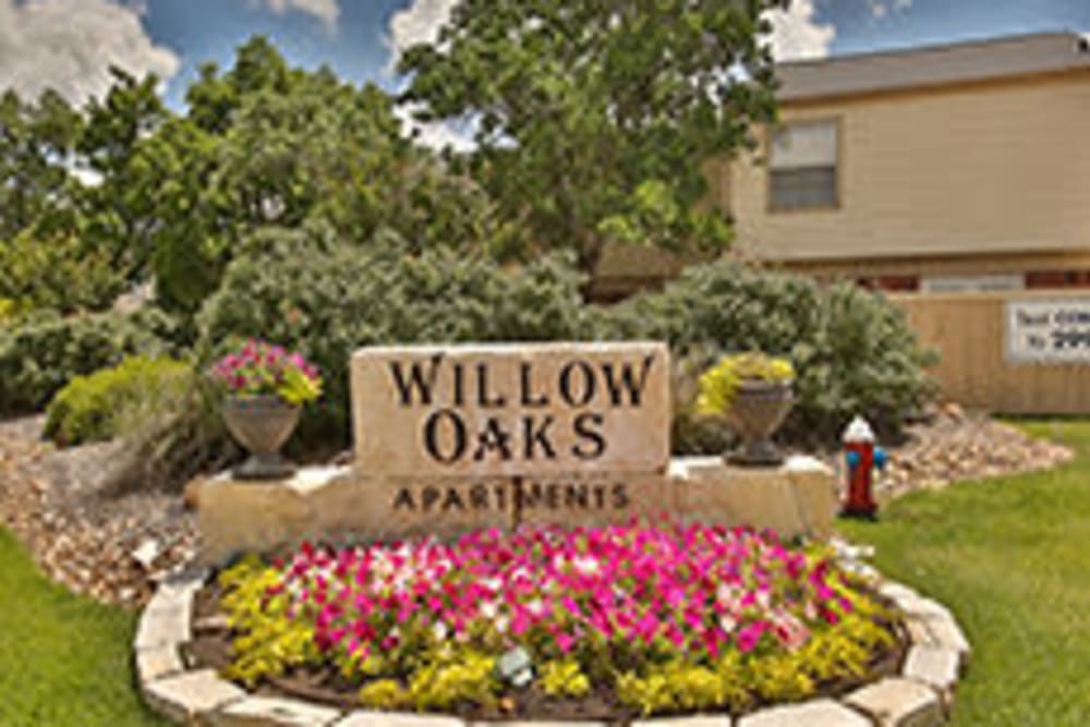 Sign outside of Willow Oaks Apartments in Bryan, Texas