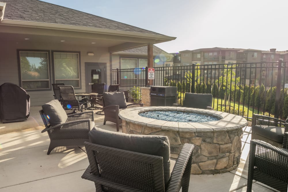 Outdoor lounge at Keizer Station Apartments in Keizer, Oregon