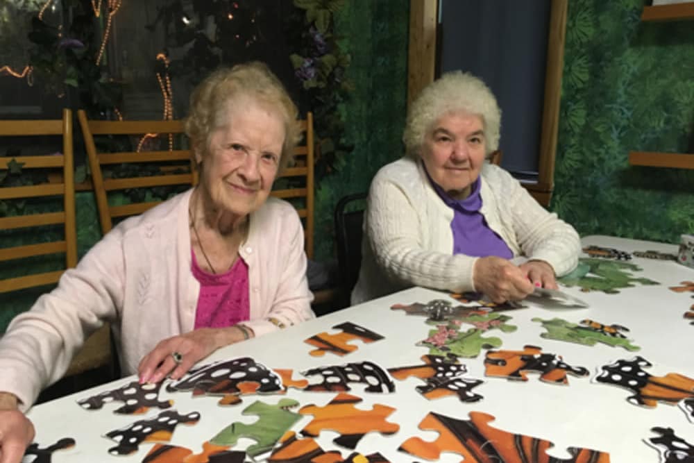 Residents solving a puzzle together at Heritage Hill Senior Community in Weatherly, Pennsylvania