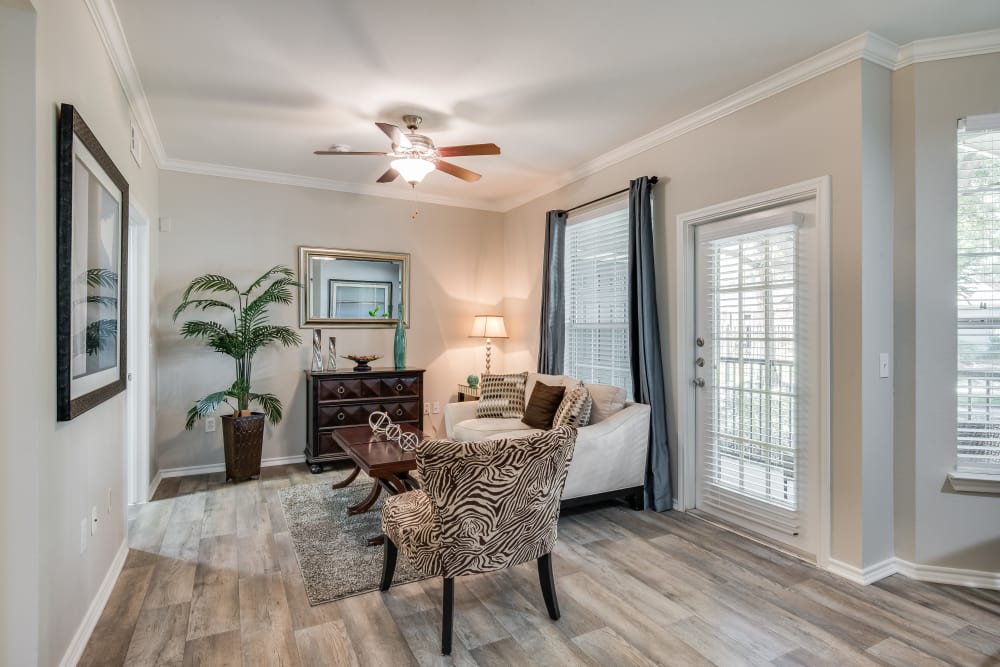 Living Room at Ravinia Apartments in Spring, Texas