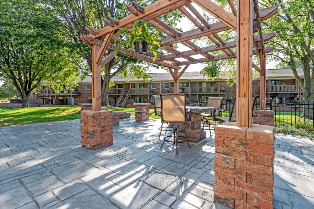 A community patio with table and chairs for outdoor lunches at Valle Vista in Greenwood, Indiana