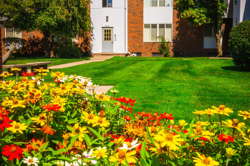 Photos of Harlo Apartments in Warren, Michigan