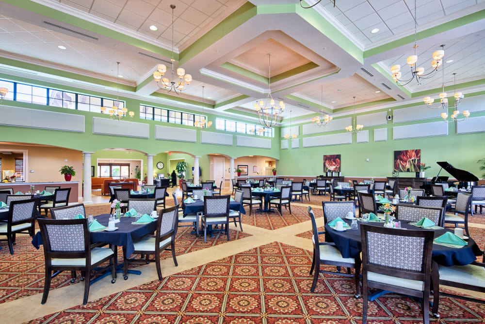 Dining tables at Cypress Point in Fort Myers, Florida