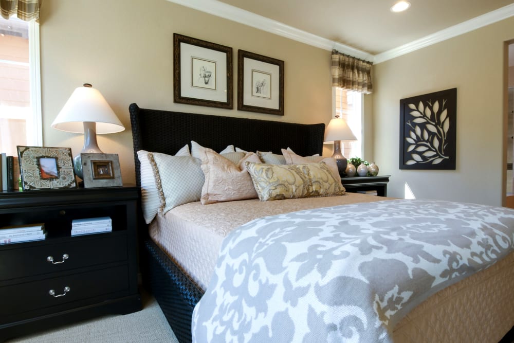 A beautifully decorated bedroom at The Courtyards at Linden Pointe in Winnipeg, Manitoba