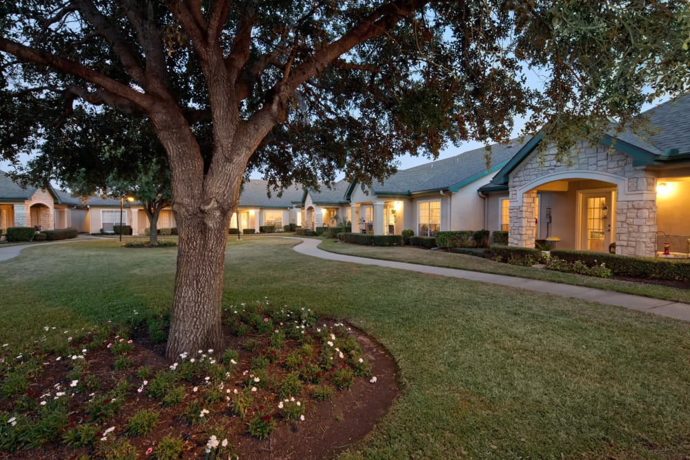 Senior living residences and courtyards at Carriage Inn Lake Jackson in Lake Jackson, Texas