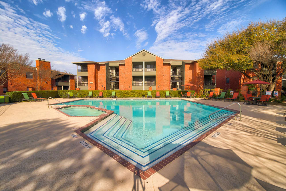 Enjoy Apartments with a Swimming Pool at Promontory Point Apartments 