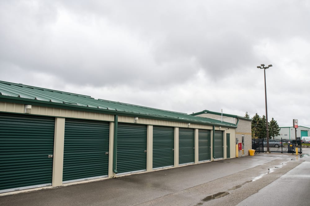 Apple Self Storage - Aurora in Aurora, Ontario, has a wide selection of storage units