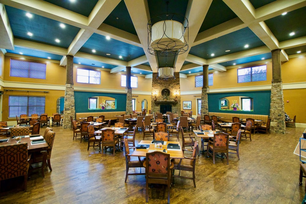 A large, decorated dining room at Watercrest at Mansfield in Mansfield, Texas