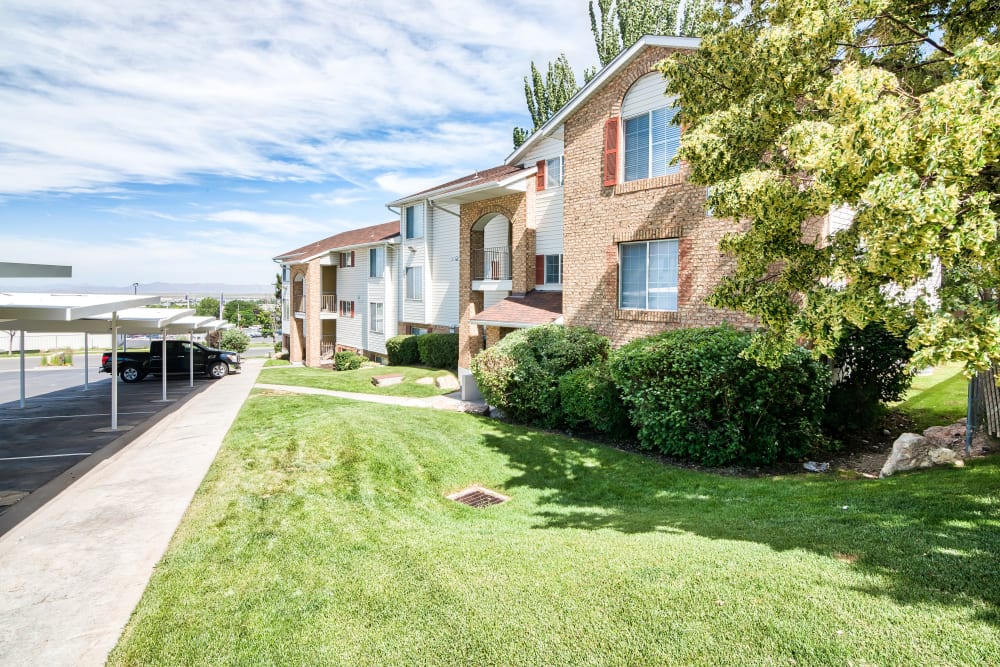 Exterior of Cherry Lane Apartment Homes in Bountiful, Utah
