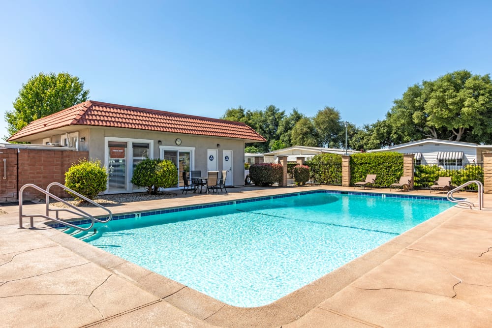 Sparkling swimming pool at The Oaks in Elk Grove, California