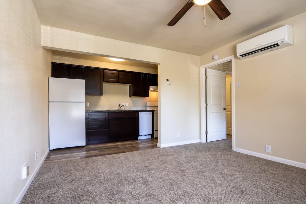 Sunset Village  offers a kitchen in apartments in West Sacramento, California