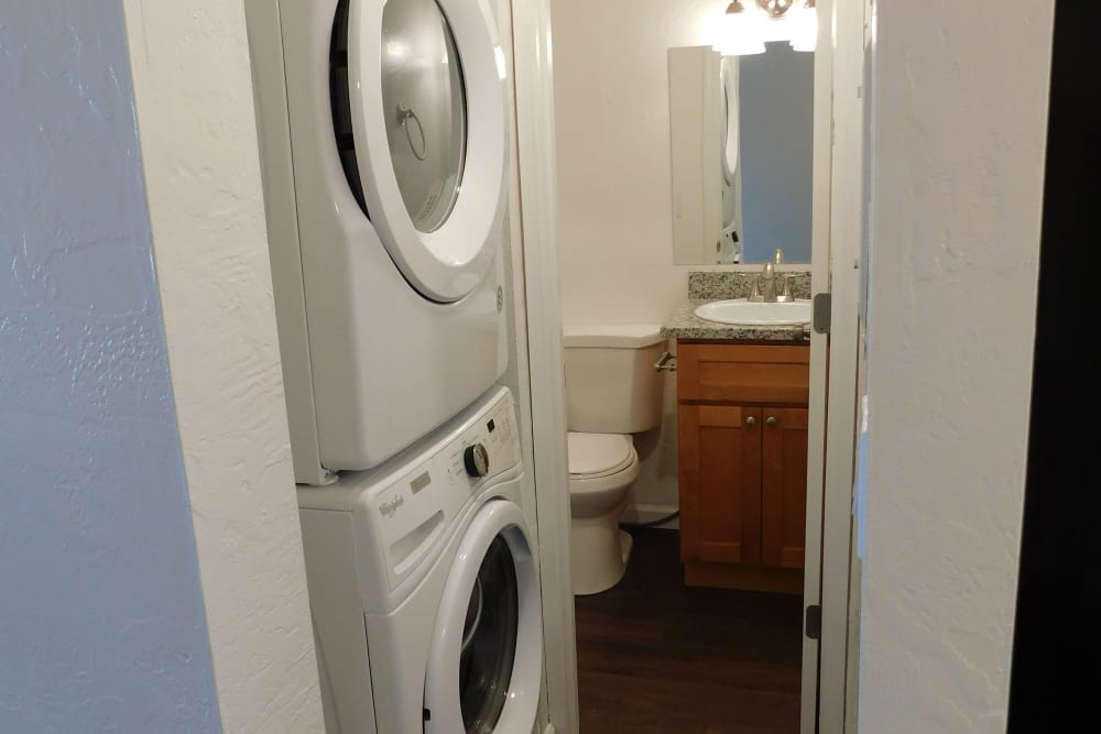 Lakeside Apartments in Albany, Oregon offers a washer and dryer 