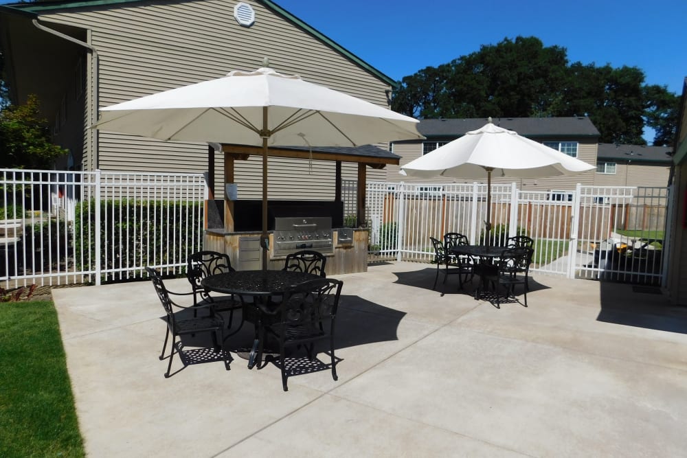 Outdoors seating at Lakeside Apartments in Albany, Oregon
