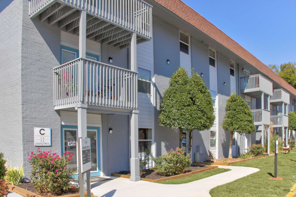 Exterior view of apartments at Riverside North Apartment Homes in Chattanooga, Tennessee