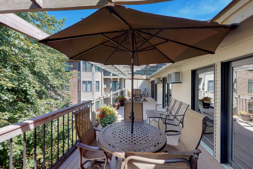 Outdoor community patio at Vernon Oaks in Edina, Minnesota