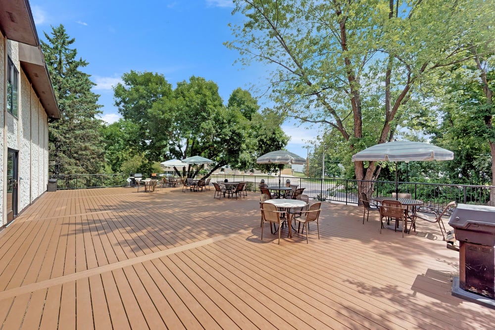 Outdoor patio area at Oaks Braemar in Edina, Minnesota