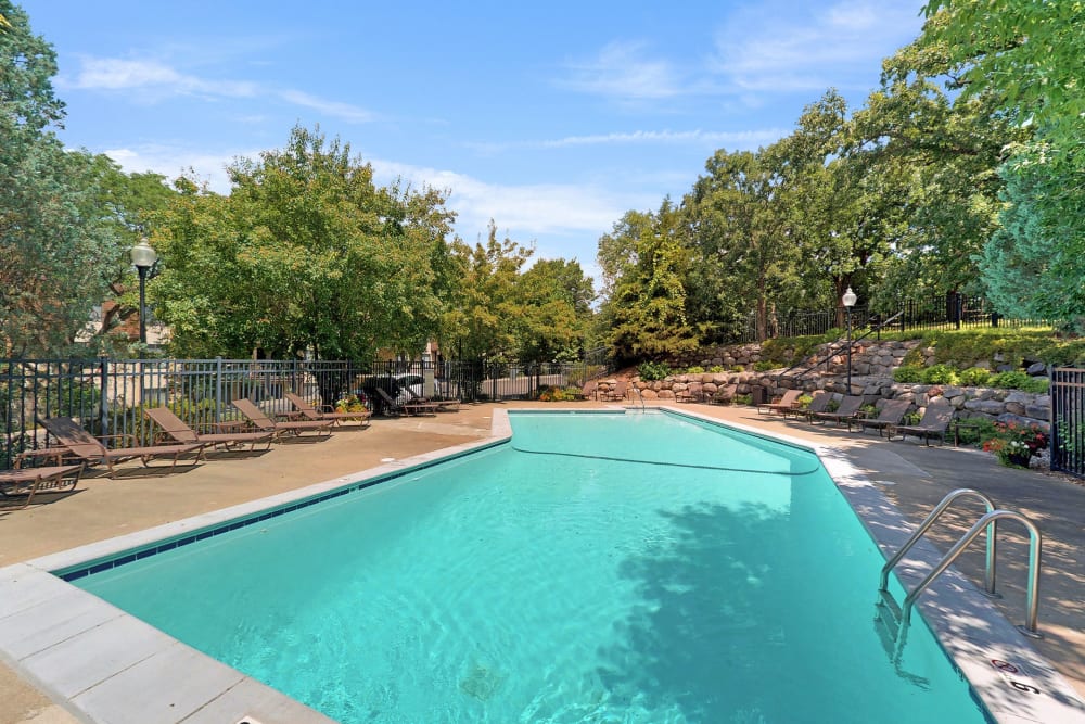 Sparkling swimming pool at Oaks Braemar in Edina, Minnesota
