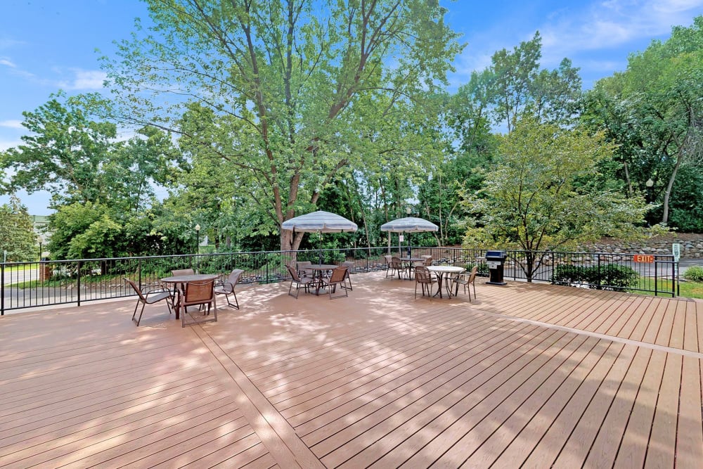 Sundeck with patio seating at Oaks Braemar in Edina, Minnesota
