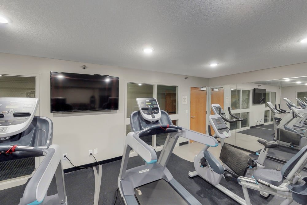 Well equipped fitness center for residents at Oaks Lincoln Apartments & Townhomes in Edina, Minnesota