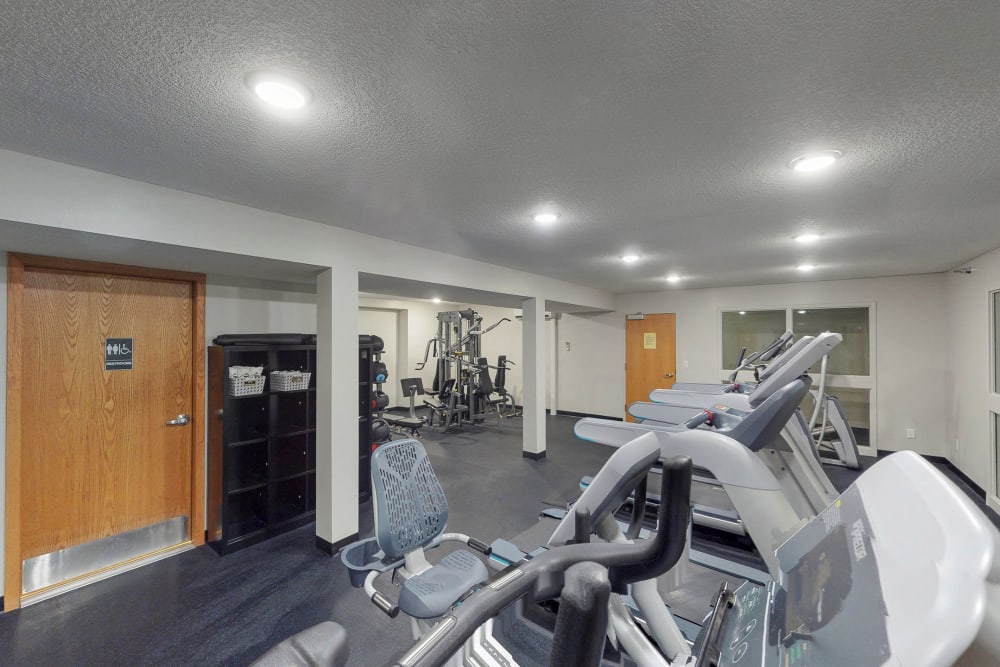 Fitness center at Oaks Lincoln Apartments & Townhomes in Edina, Minnesota
