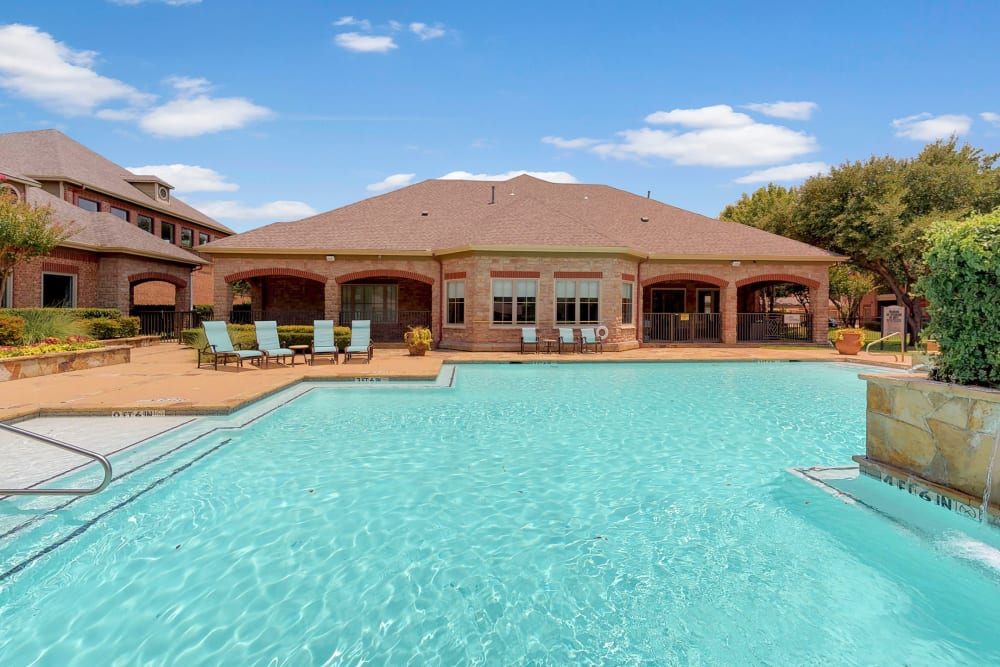 Resort-style swimming pool at Oaks Riverchase in Coppell, Texas