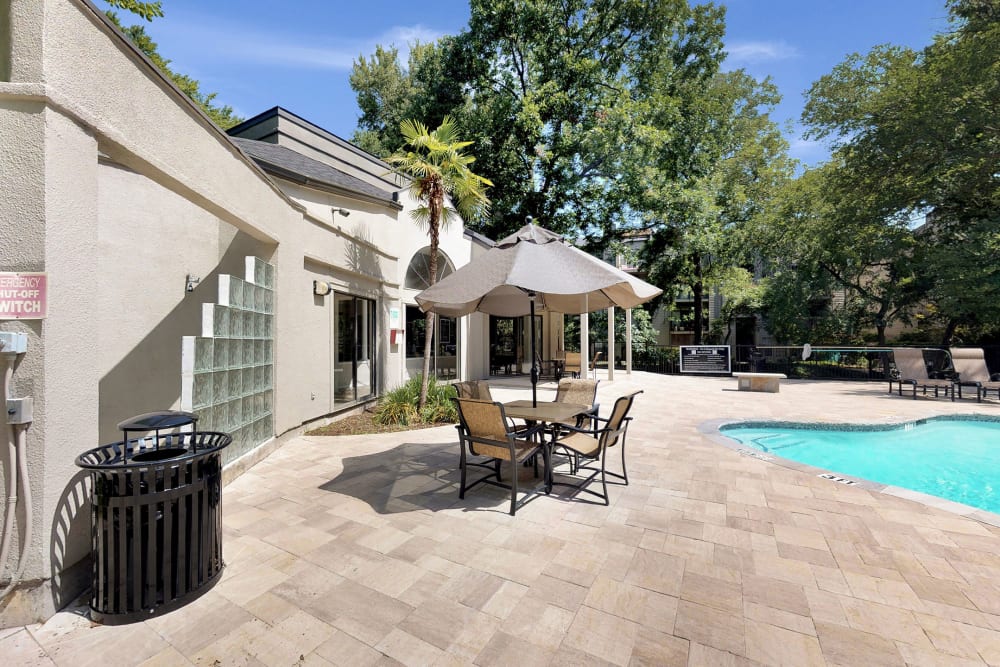 Outdoor patio seating by Oaks White Rock's swimming pool in Dallas, Texas
