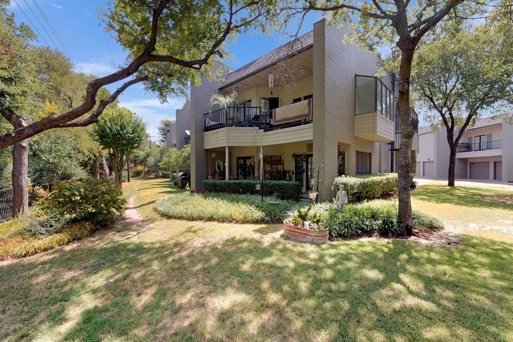 Exterior of Oaks White Rock's leasing office in Dallas, Texas