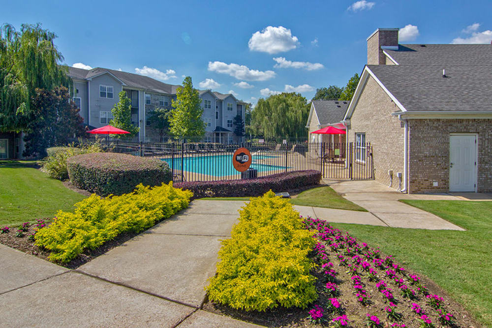 Lush landscaping at Crescent at Wolfchase in Memphis, Tennessee