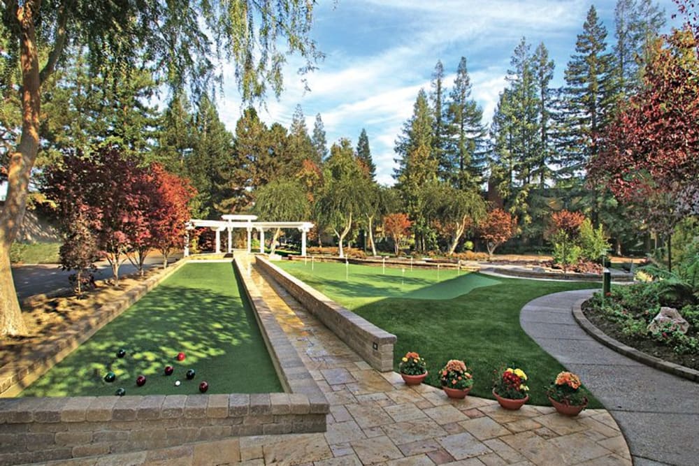 Courtyard at Greendale Apartments in Mountain View, California