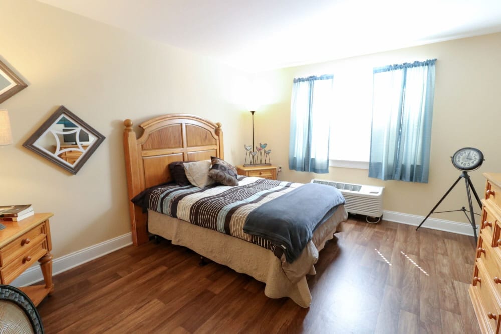 A studio bedroom at Harmony at Ironbridge in Chester, Virginia