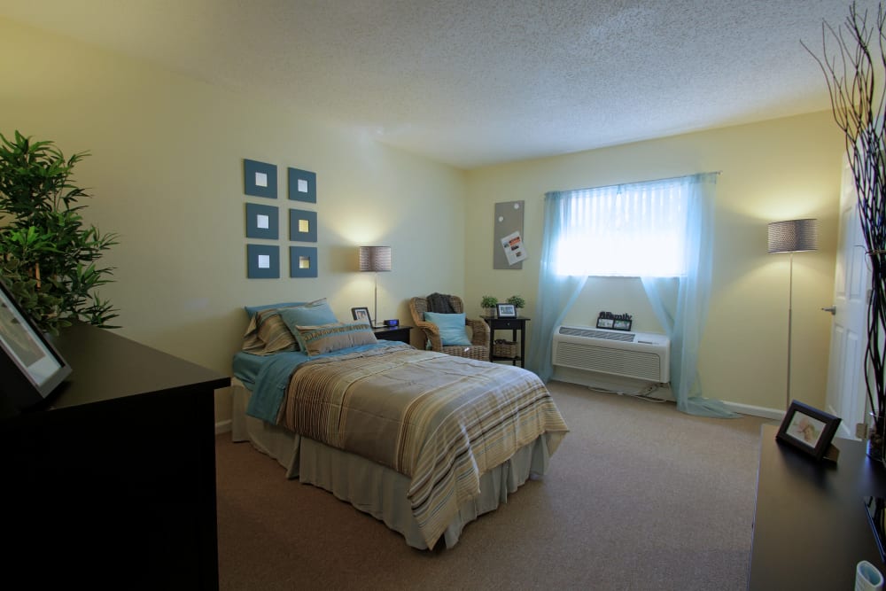 A spacious bedroom at Bradenton Oaks in Bradenton, Florida