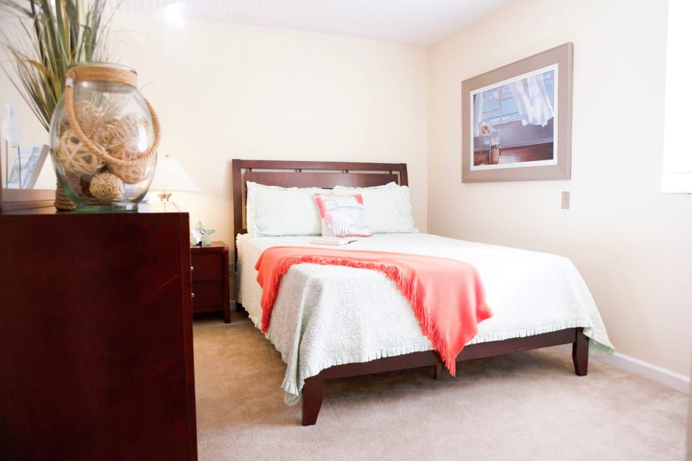 A bedroom at Lake Morton Plaza in Lakeland, Florida
