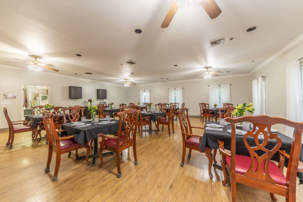 Dining at Rosewood Assisted Living in Lafayette, Louisiana