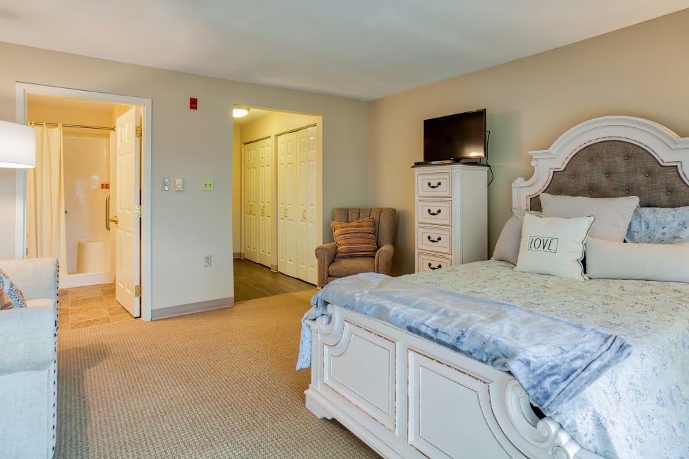 A spacious bedroom with an attached bathroom at Chapel Hill in Cumberland, Rhode Island