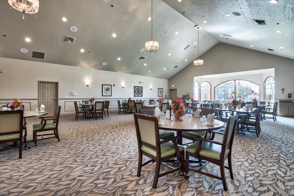 2nd floor dining hall at Oak Pointe of Warrenton in Warrenton, Missouri