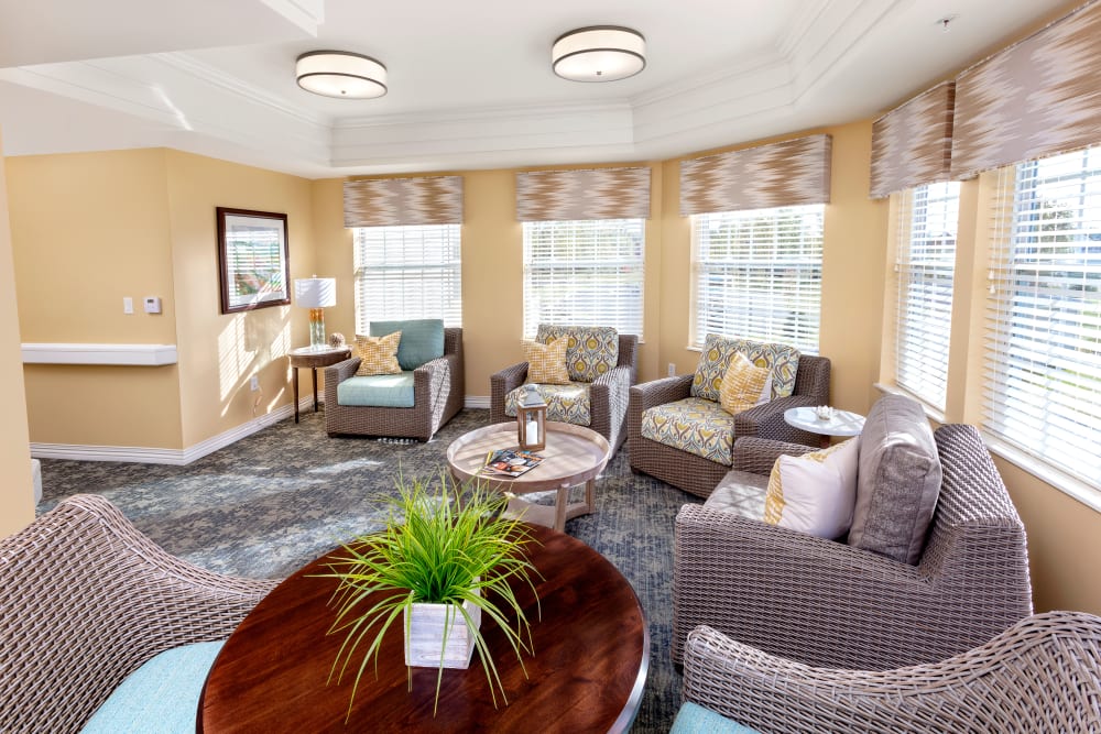 Common area seating at Brooklyn Pointe in Brooklyn, Ohio
