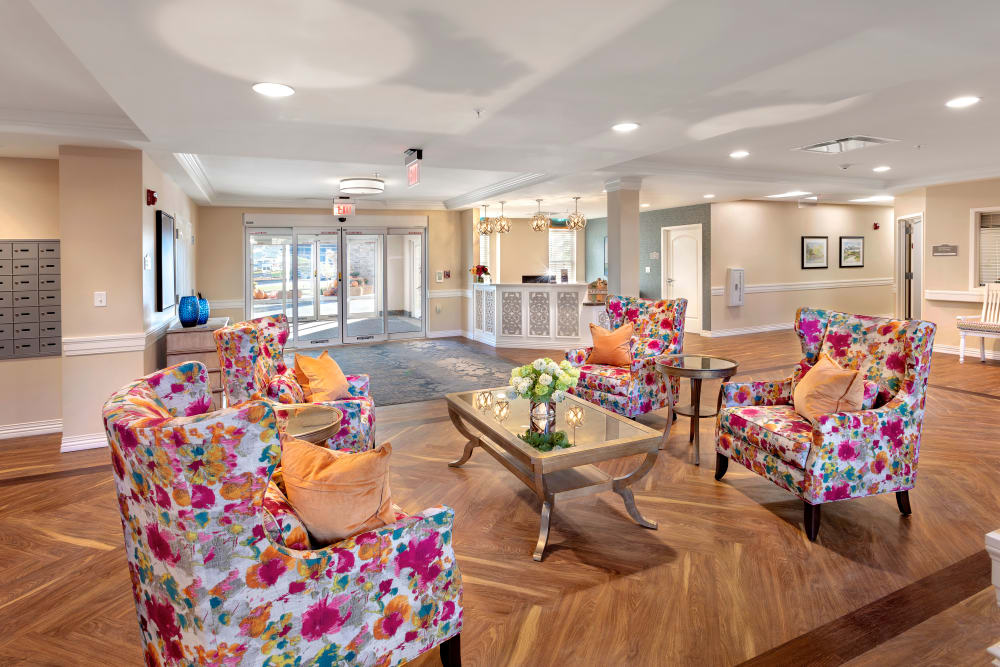 Common area with funky chairs at Brooklyn Pointe in Brooklyn, Ohio