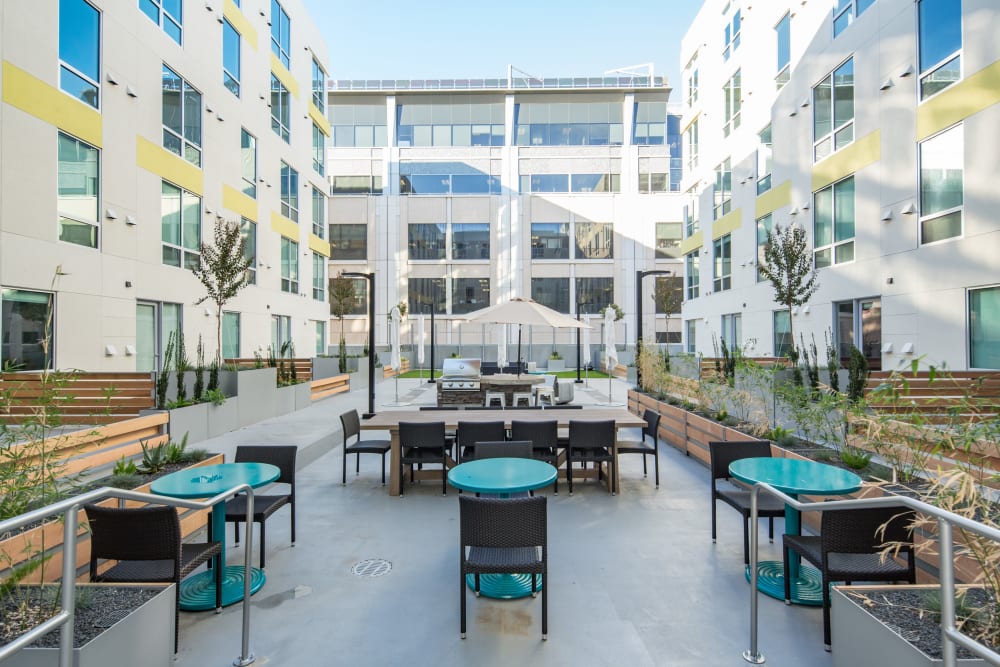 Courtyard with barbecue area and gas grills at EVIVA Midtown in Sacramento, California